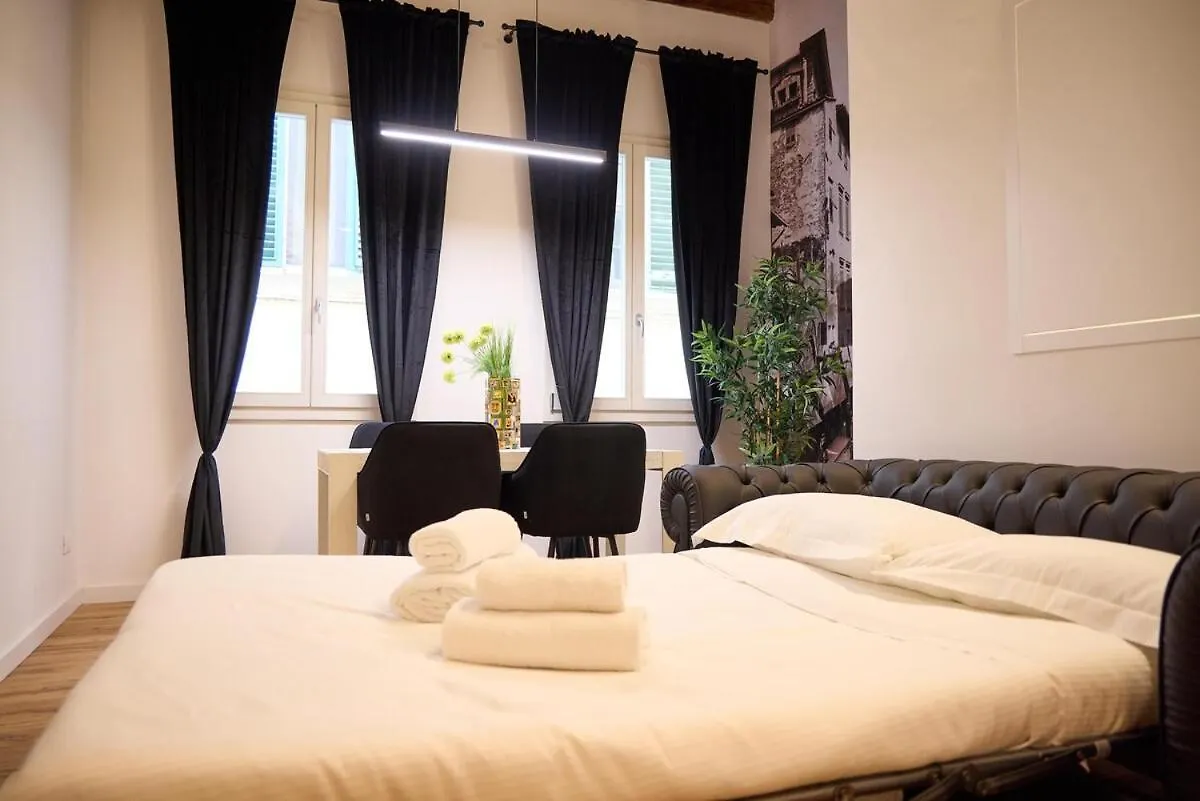 Santa Croce Stylish Apartment Florencja 0*,